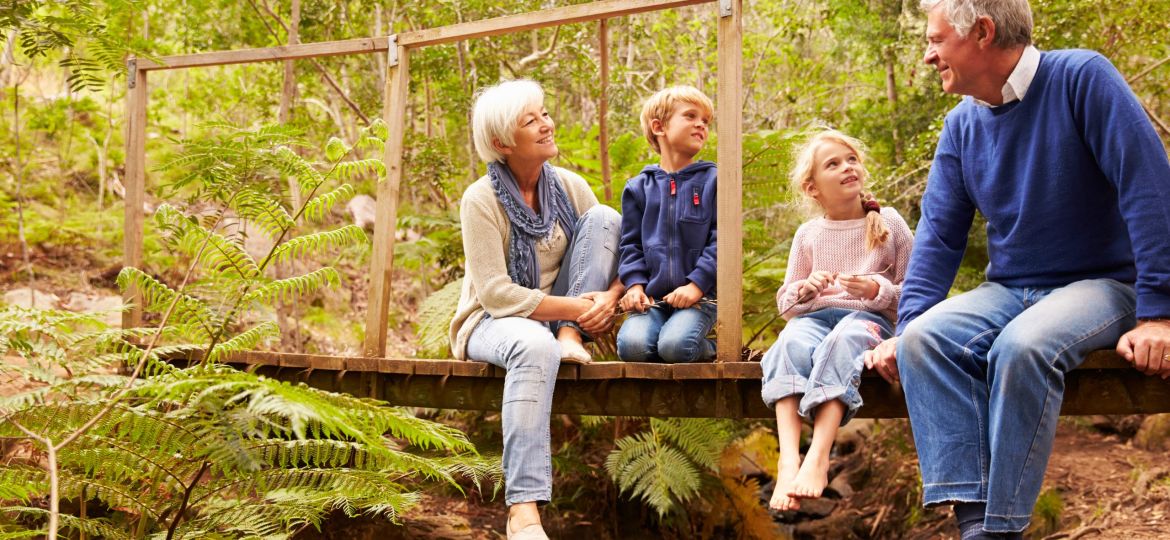 Abuelos-y-ninos-paseo-scaled